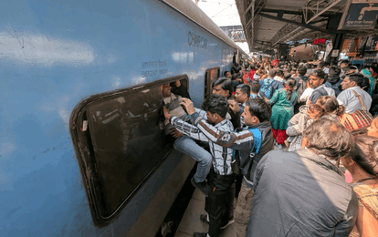 there is huge crowd of people at Ghaziabad railway station After New Delhi station stampede