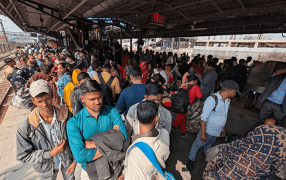 there is huge crowd of people at Ghaziabad railway station After New Delhi station stampede