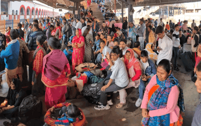 there is huge crowd of people at Ghaziabad railway station After New Delhi station stampede