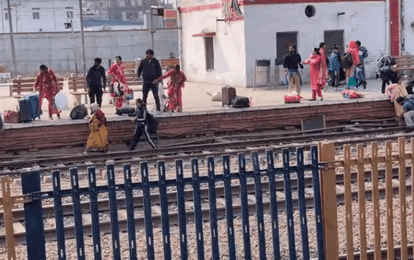 there is huge crowd of people at Ghaziabad railway station After New Delhi station stampede