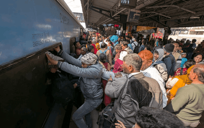 there is huge crowd of people at Ghaziabad railway station After New Delhi station stampede