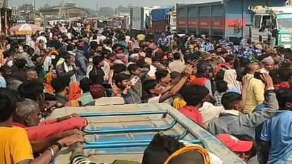 ग्रामीणों ने किया सड़क जाम।