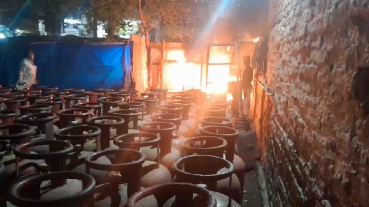 Kanpur: Fire broke out in a gas warehouse, two fire engines brought it under control