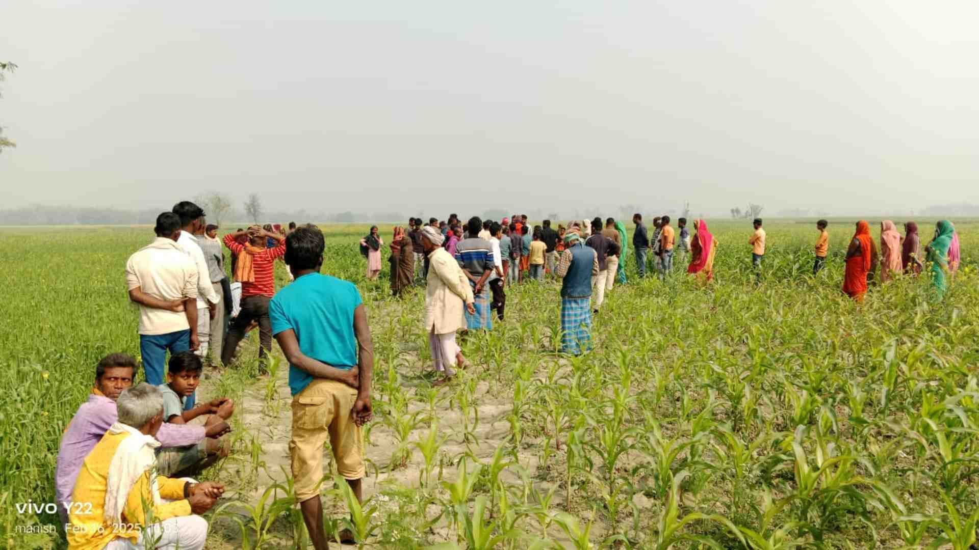 घटनास्थल पर इकट्ठा हुए ग्रामीण।