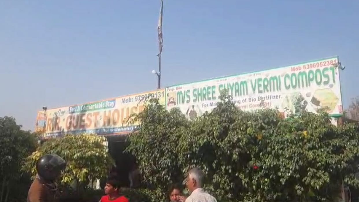 Girl body was found hanging at gate of a hotel In Bulandshahr
