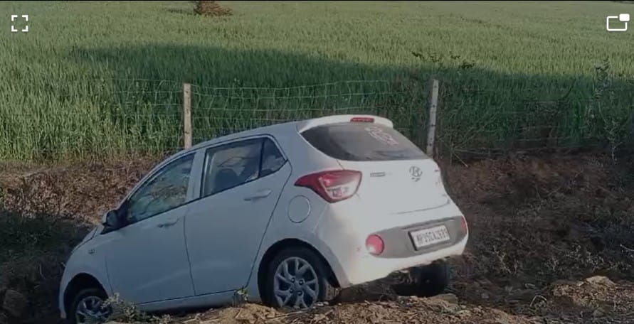The car of devotees returning after bathing in Maha Kumbh fell into a 10 feet deep ditch