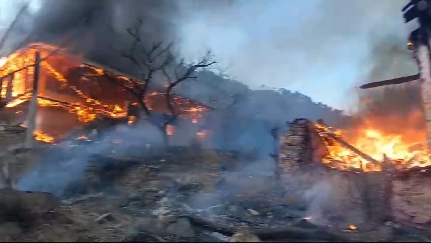 Uttarakhand Forest Fire in Tiuni turns fierce three houses burnt to ashes, families left homeless