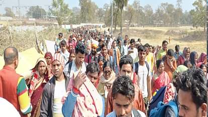 Huge crowd gathered at railway stations, even those making reservation are not able to reach their bogie.