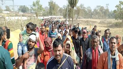 Huge crowd gathered at railway stations, even those making reservation are not able to reach their bogie.