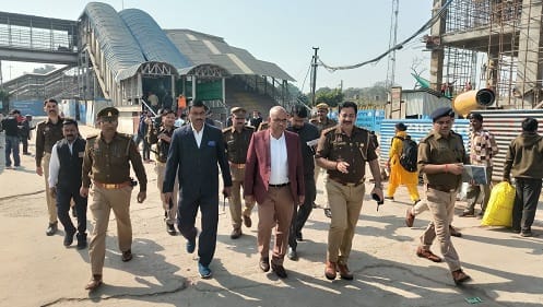 Crowd of devotees continues at Central Station DM inspects directs to strengthen arrangements