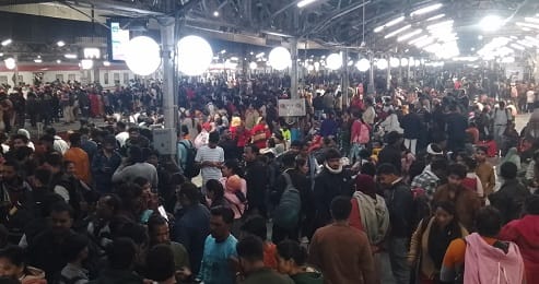 Crowd of devotees continues at Central Station DM inspects directs to strengthen arrangements