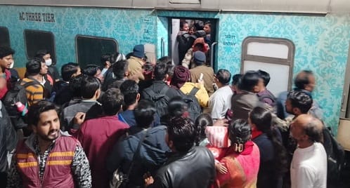 Crowd of devotees continues at Central Station DM inspects directs to strengthen arrangements