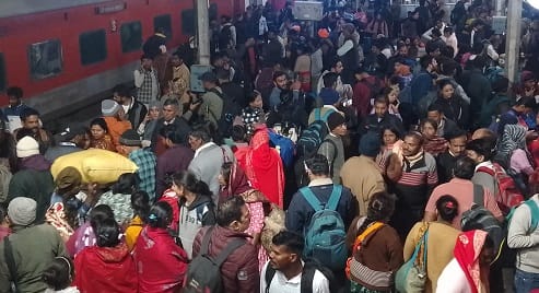Crowd of devotees continues at Central Station DM inspects directs to strengthen arrangements