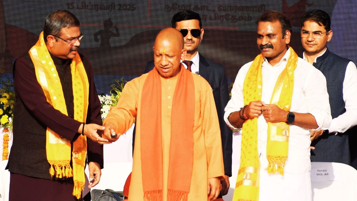 kashi tamil sangamam 2025 CM Yogi compared PM narendra Modi with Shankaracharya in varanasi