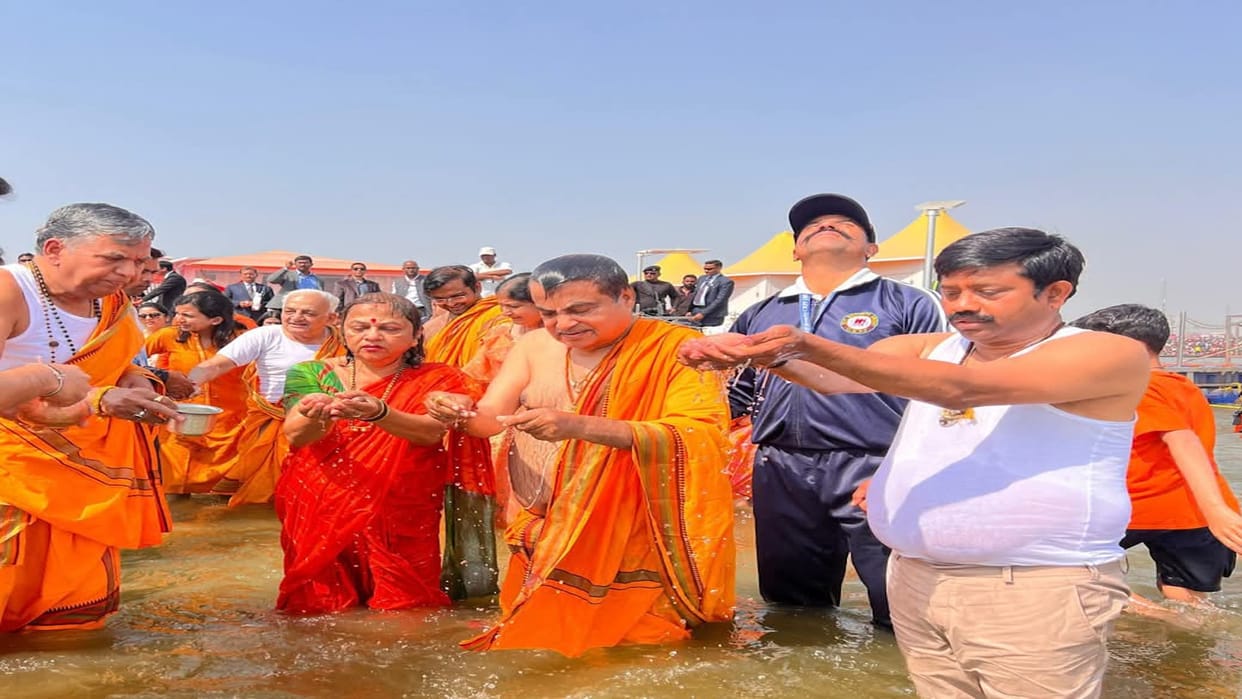 Union Minister Gadkari took a dip of faith in Sangam, praised the police-administration system