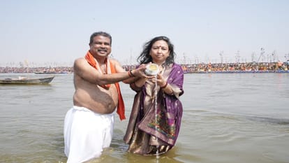 Union Minister Pradhan took a dip of faith in Sangam, said - Mahakumbh is the center of spiritual energy.