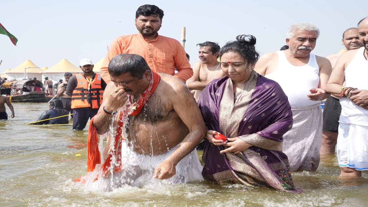 Union Minister Pradhan took a dip of faith in Sangam, said - Mahakumbh is the center of spiritual energy.