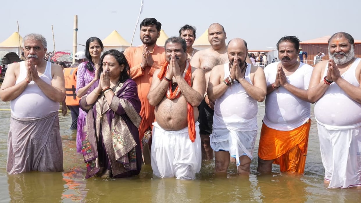 Mahakumbh Prayagraj 2025 Live Updates Devotees Sangam Ghats Snan Maha Kumbh Mela Photos Videos News in Hindi