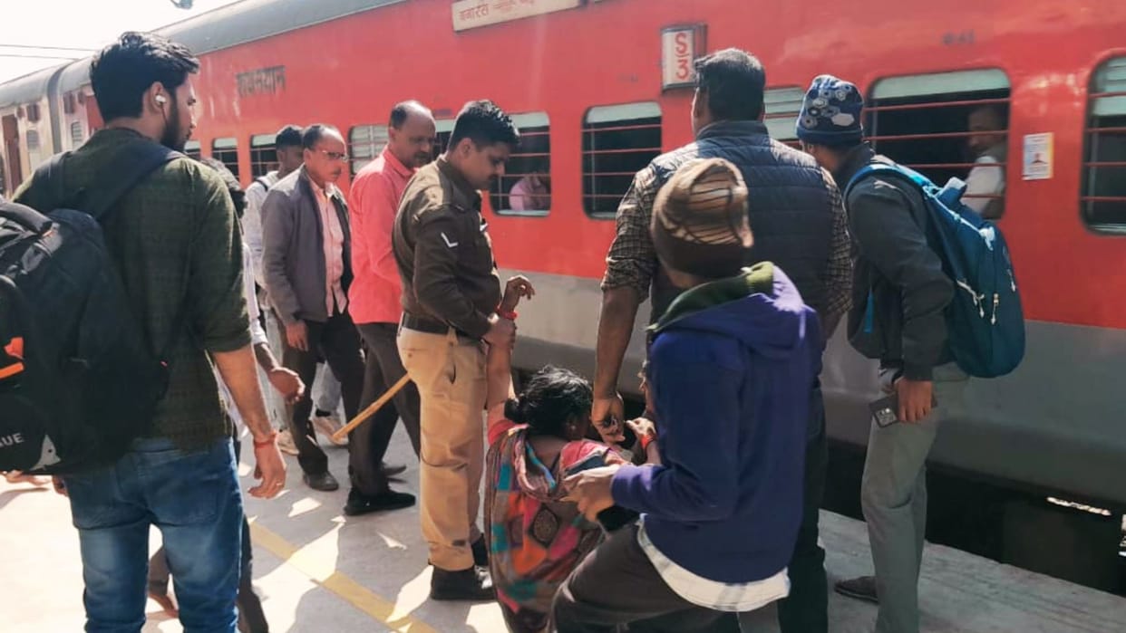 RPF jawan rescued woman in gyanpur railway station children jumped from moving train