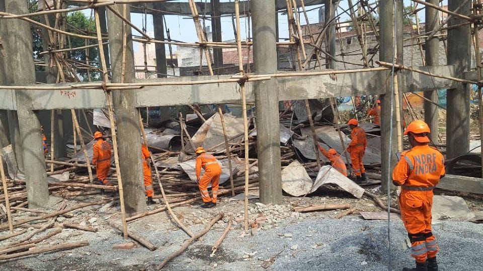 Eight laborers fell from a height of 70 feet due to shattering in Ghaziabad