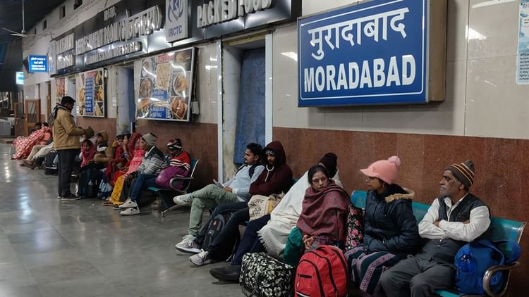 Moradabad: खुर्जा में आमने-सामने आ गईं थीं ट्रेनें.... तीन दिन बाद हटाए गए डीआरएम, दो स्टेशन मास्टर निलंबित