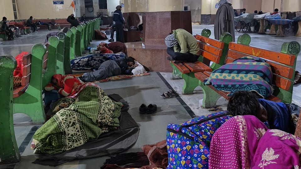 Huge crowd at Moradabad railway station, jostling in trains, vigilance increased after Delhi accident
