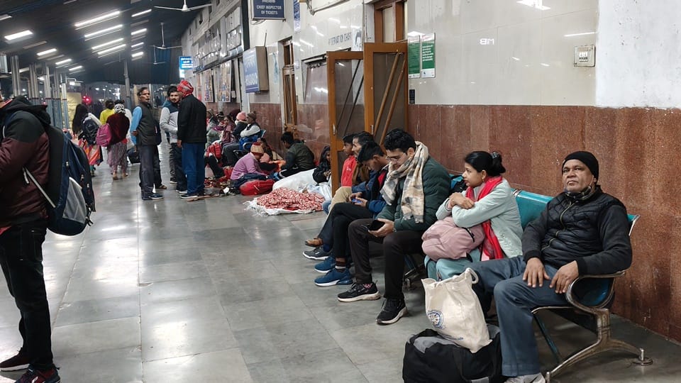 Huge crowd at Moradabad railway station, jostling in trains, vigilance increased after Delhi accident