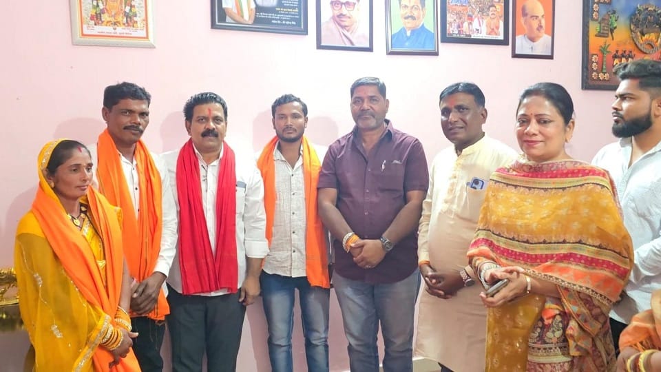 On the second day of winning the election independent candidates joined BJP Deputy CM got them membership in K