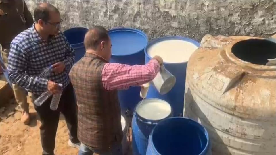 Adulteration detected in milk going to Mother Dairy Delhi, 24 thousand liters of milk seized