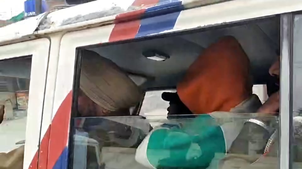 पुलिस हिरासत में दोनों आरोपी।