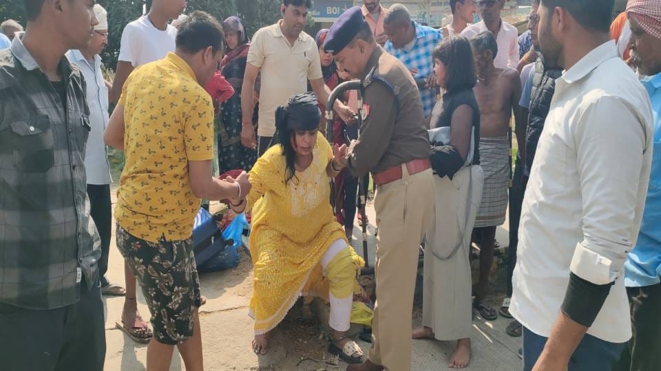 Car overturned after hitting divider in Amethi five devotees injured