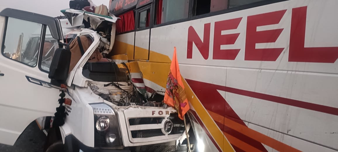 UP: A tempo traveler filled with devotees rammed into a bus parked on the Purvanchal Expressway, three died on