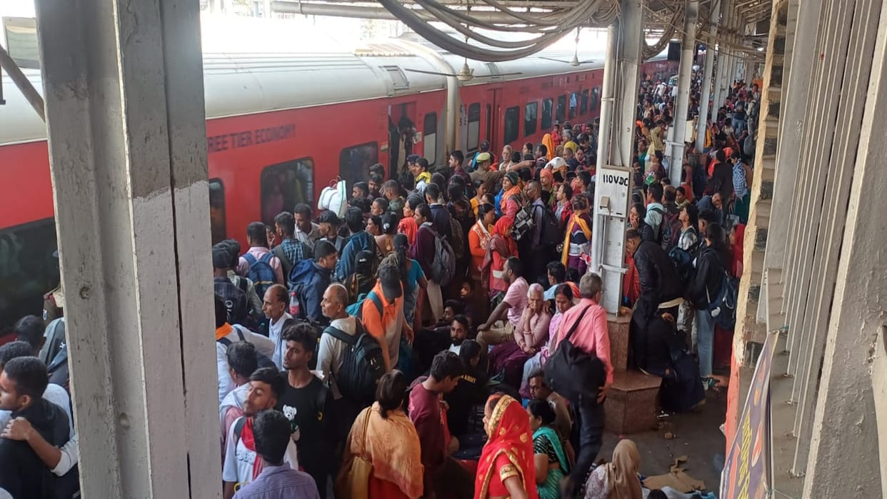 Huge crowd gathered at railway stations, even those making reservation are not able to reach their bogie.