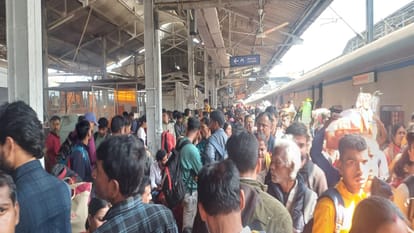 Huge crowd gathered at railway stations, even those making reservation are not able to reach their bogie.