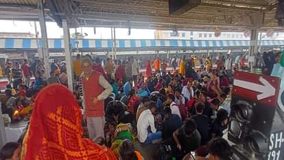 Huge crowd gathered at railway stations, even those making reservation are not able to reach their bogie.