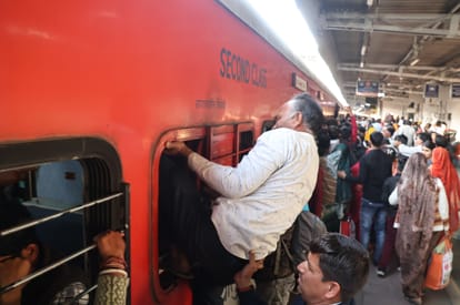 Indore: There was a competition to get a place in the train leaving from Indore to Prayraj, passengers entered