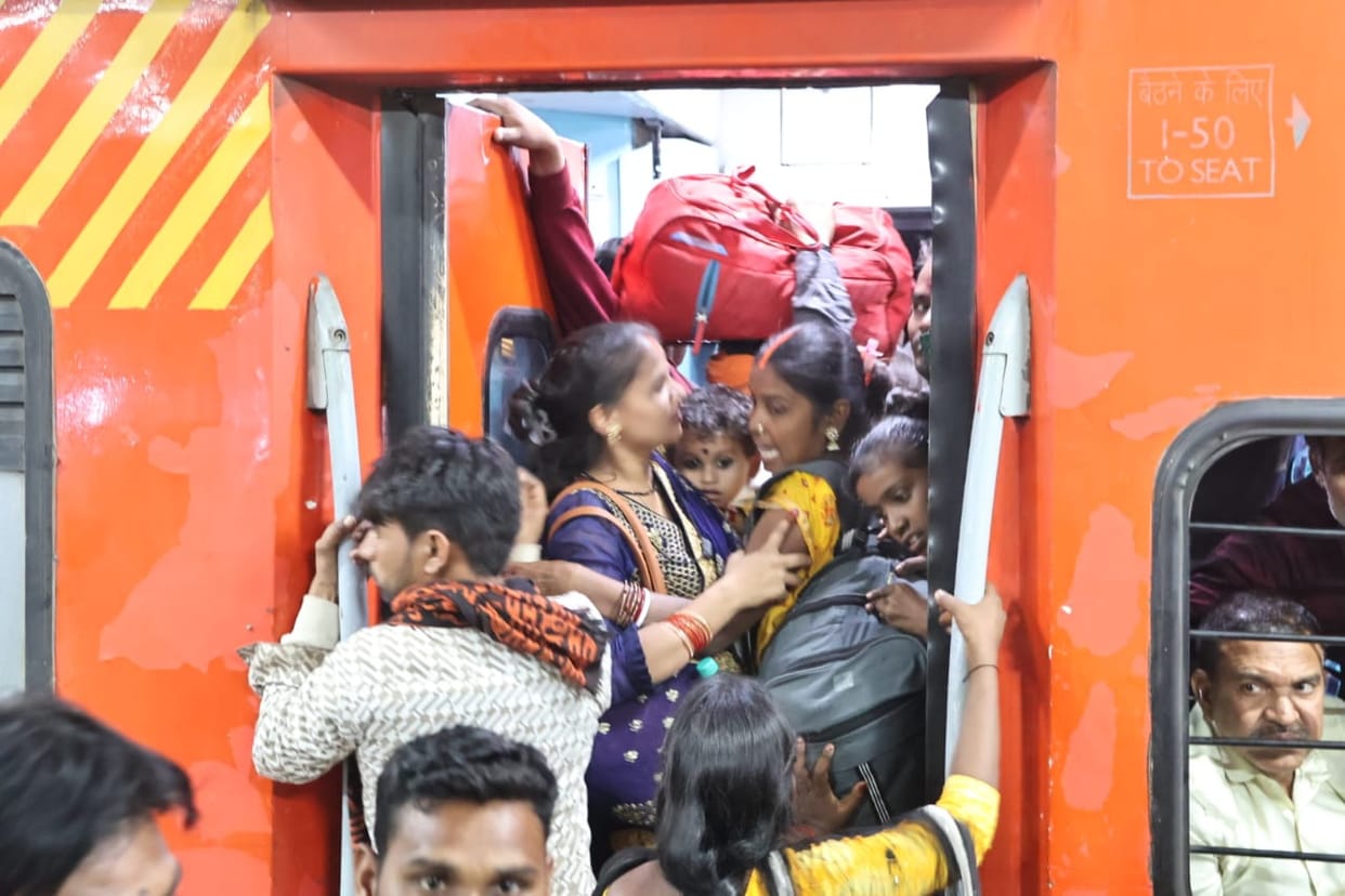 Indore: There was a competition to get a place in the train leaving from Indore to Prayraj, passengers entered
