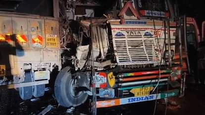 Raebareli News: दो ट्रकों में जोरदार भिड़ंत, एक चालक की मौत... दूसरे की हालत नाजुक; अस्पताल में भर्ती Two trucks collided violently in Raebareli one driver died other is in critical condition