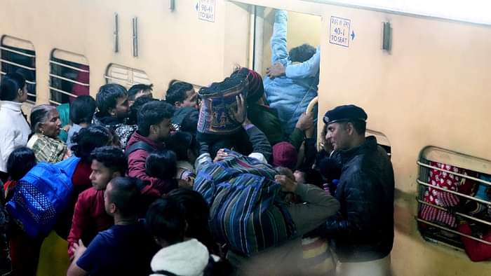 New Delhi Railway Station Stampede Reason Crowd Ran Towards Escalators and Doors, Mahakumbh News in Hindi