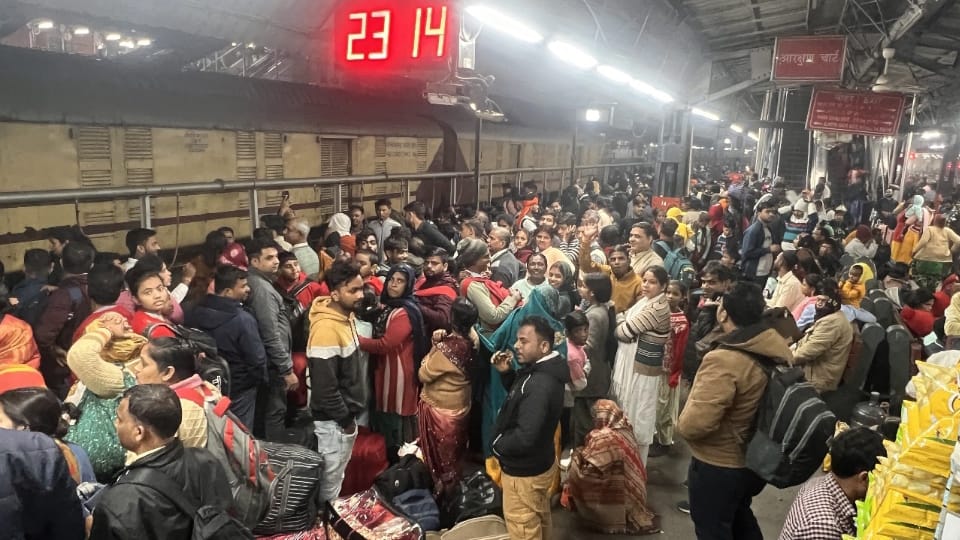 New Delhi Railway Station Stampede Reason Crowd Ran Towards Escalators and Doors, Mahakumbh News in Hindi