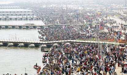 संगम पर उमड़ा आस्था का जनसैलाब।