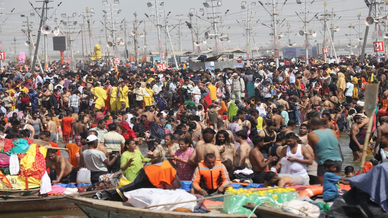Brand war is being waged among 79 companies to reach crores of people, trying to attract them