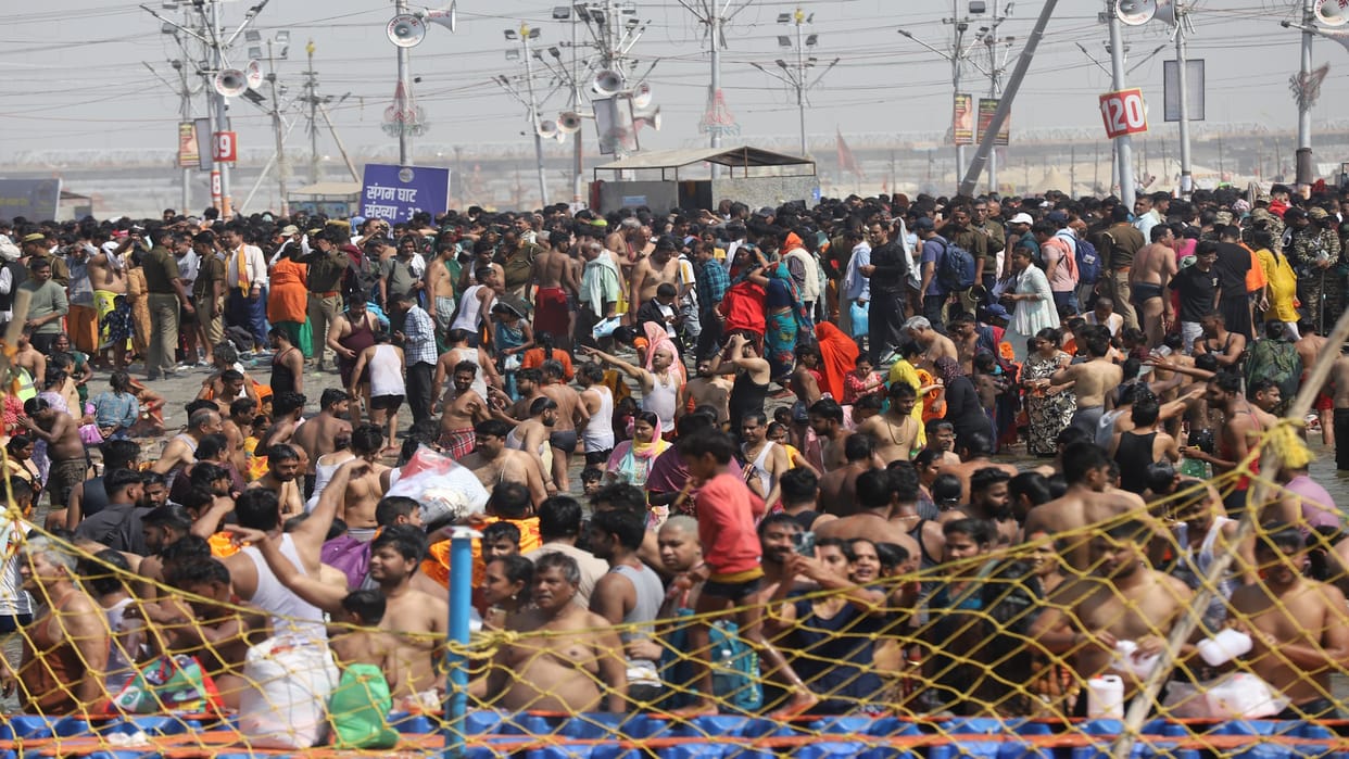 sea of faith gathered on the banks of Sangam on Sunday, 1.36 crore devotees took a dip till 6 pm.