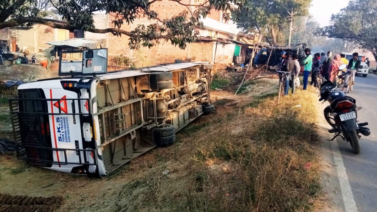 Bus overturned in Varanasi coming from Prayagraj with 40 passengers 12 people injured