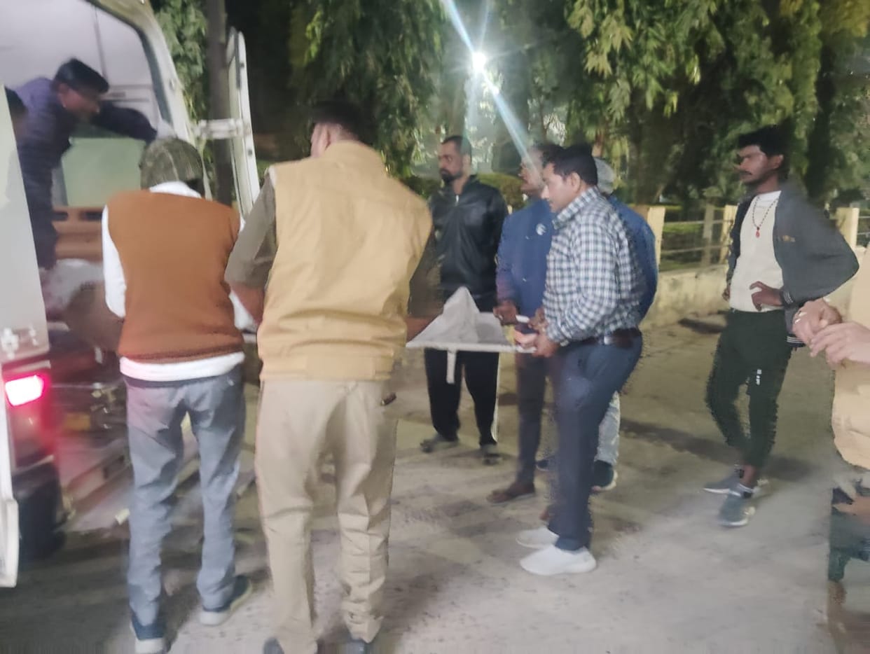 Ambedkarnagar: An uncontrolled vehicle going to Ayodhya crushed four, two died, two seriously injured.