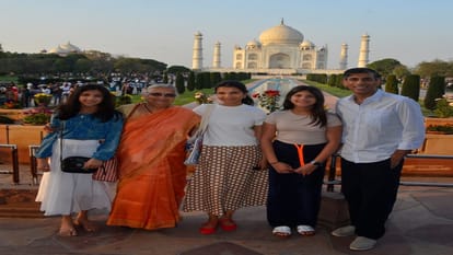 ताजमहल देखने पहुंचे ब्रिटेन के पूर्व पीएम।