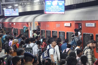 Indore: There was a competition to get a place in the train leaving from Indore to Prayraj, passengers entered