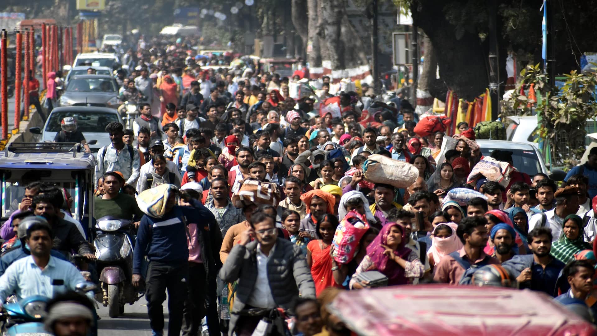 Infinite faith of faith gathered on the banks of Sangam, the procession of devotees is not stopping