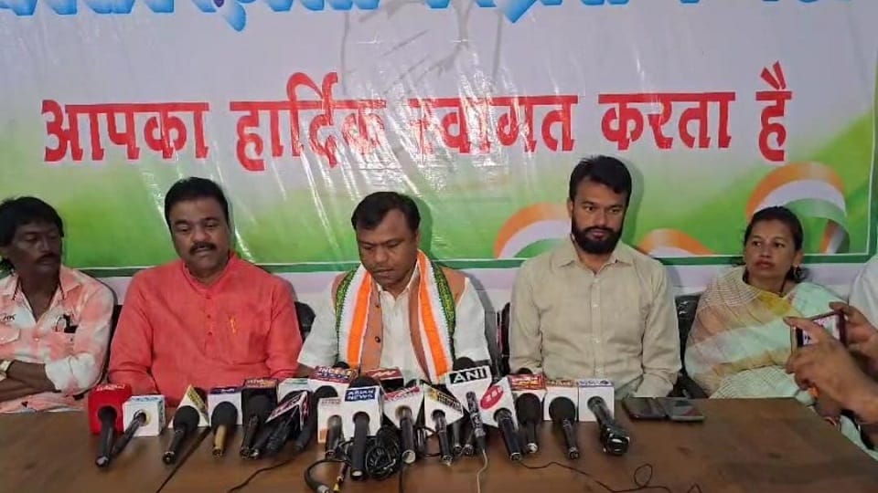 दीपक बैज व अन्य