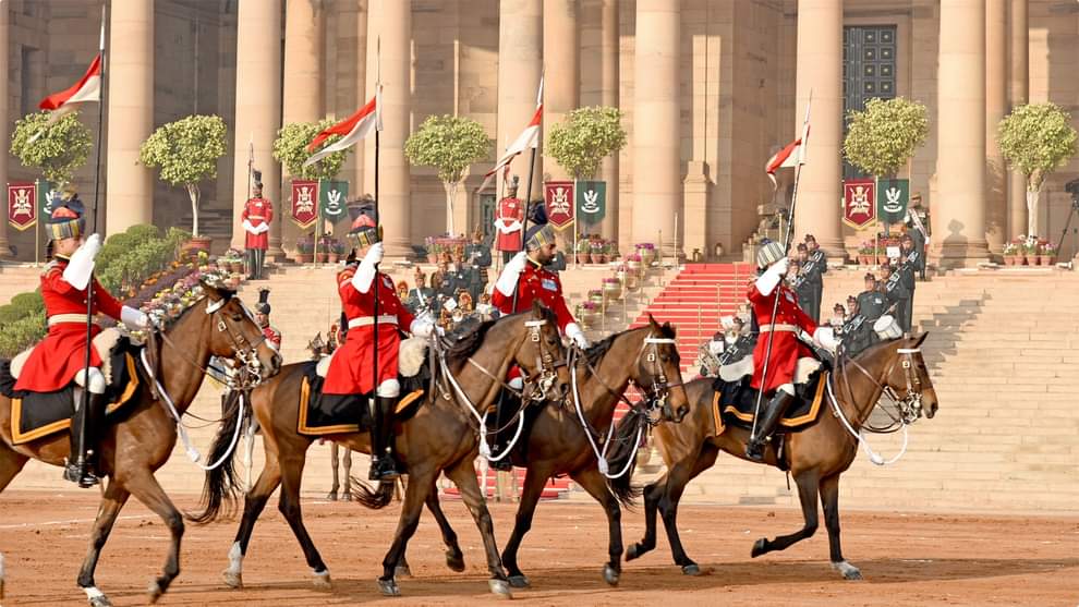 Rashtrapati Bhavan: नए स्वरूप में चेंज ऑफ गार्ड समारोह, राष्ट्रपति मुर्मू हुईं शामिल; देखें शानदार तस्वीरें The inaugural show of Change of Guard Ceremony in new format was held at the Forecourt of Rashtrapati Bhavan